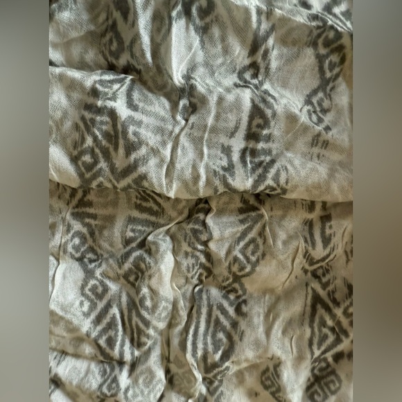 NWT Chico's Patterned Scarf/Wrap Approx 20x72 Off White & Gray - Picture 5 of 7